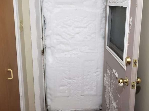 Mieszkańcy Kanady muszą radzić sobie z kilkumetrowymi zaspami śniegu. Tak mocno jeszcze tam nie sypało.