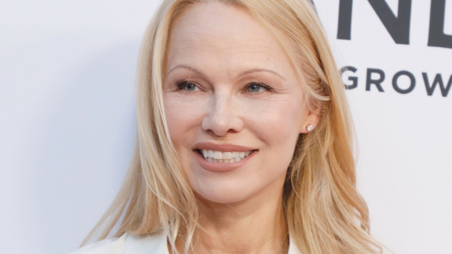 Pamela Anderson pokazała się na Fashion Awards 2023 bez makijażu.