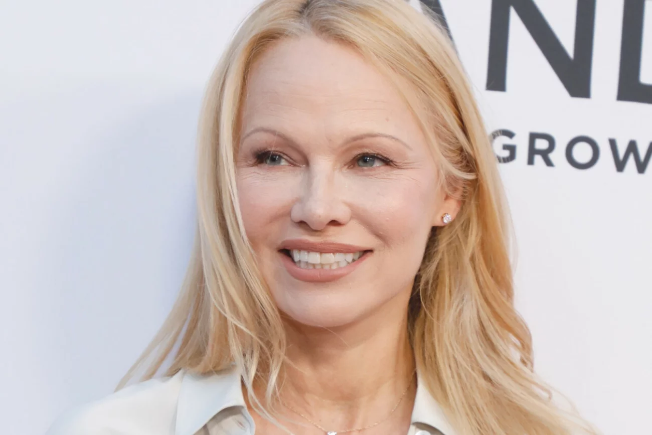 Pamela Anderson pokazała się na Fashion Awards 2023 bez makijażu.