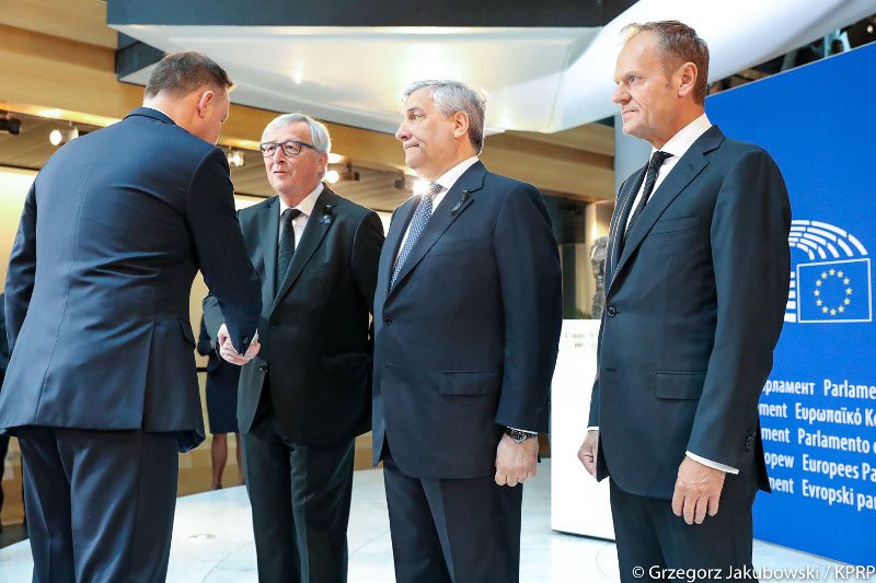 Donald Tusk i Andrzej Duda spotkali się dzisiaj z powodu pogrzeby Helmuta Kohla.