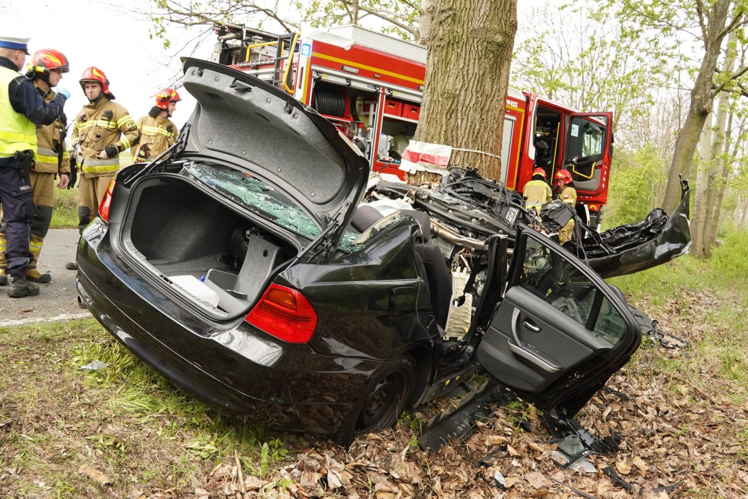 Kierujący samochodem marki BWM uderzył w drzewo.