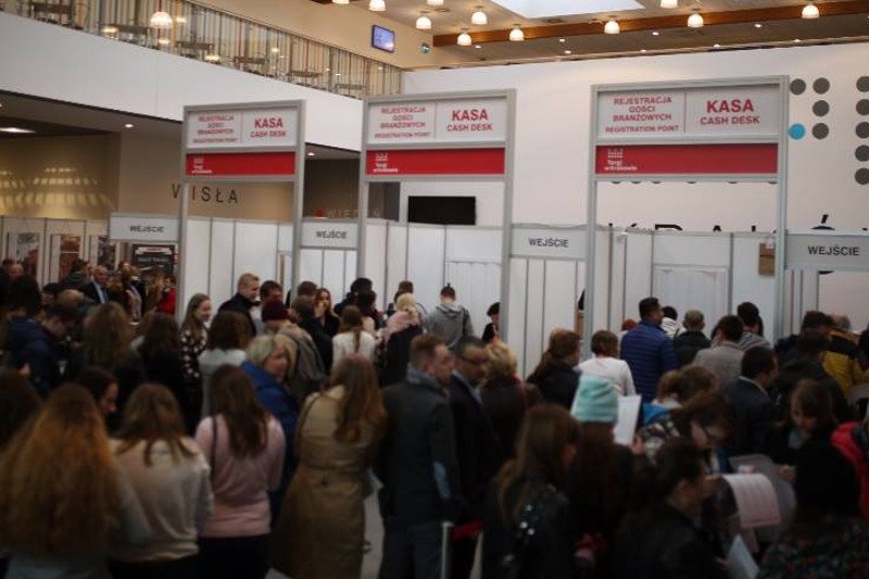 Tłumy czekały w kolejce na wejście na teren Targów Książki.