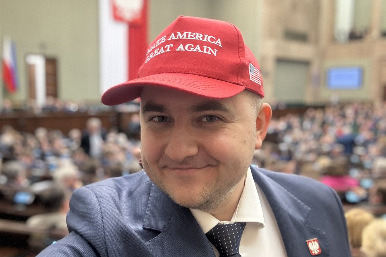 Dariusz Matecki wspiera Trumpa. Założył w Sejmie czerwoną czapkę i dodał taki wpis