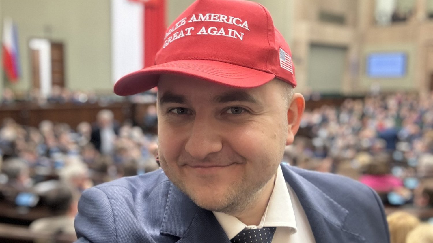 Dariusz Matecki wspiera Trumpa. Założył w Sejmie czerwoną czapkę i dodał taki wpis