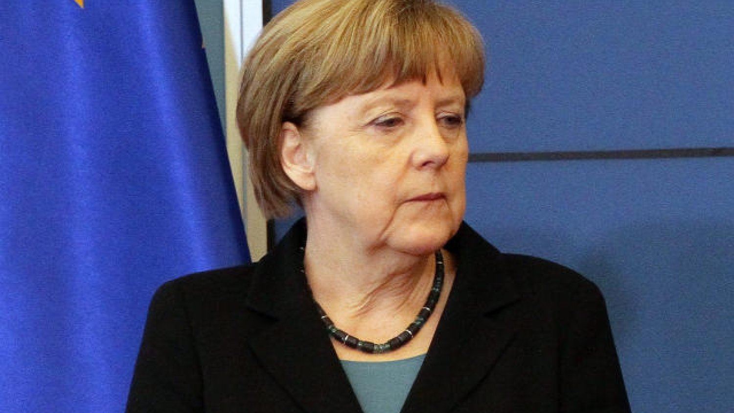 Kanclerz Merkel ostrzega uchodźców, ale jednocześnie nadal trwa przy stawisku otwartych drzwi dla przybyszy z Afryki i Bliskiego Wschodu.