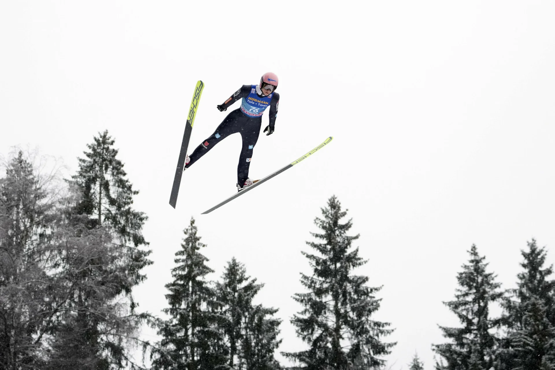 Niemiec Karl Geiger wygrał na swoim terenie i jest nowym liderem Pucharu Świata