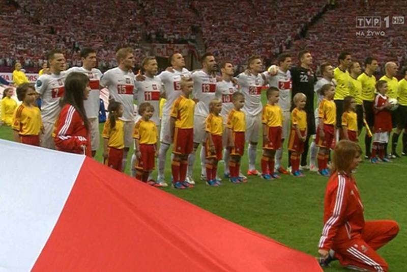 Polacy słuchają hymnu przed meczem z Rosją