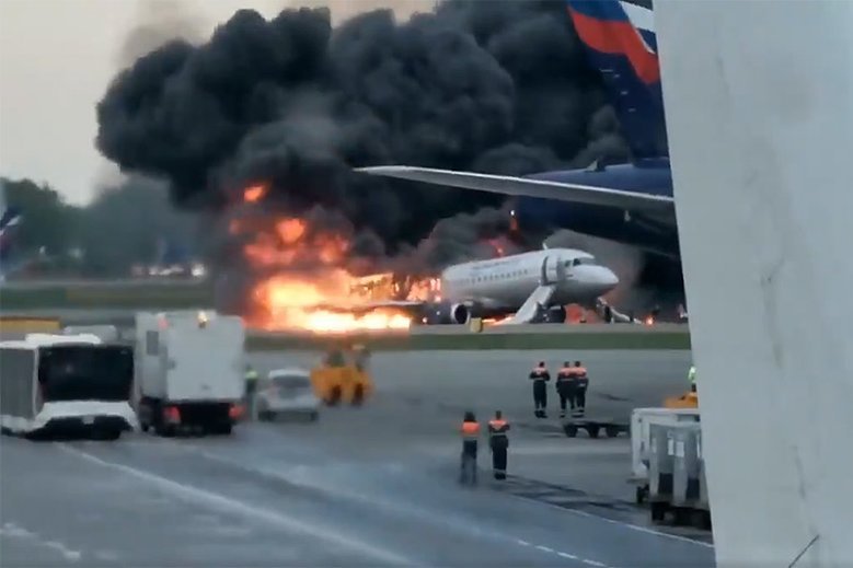 Jest nowe nagranie z tragicznego lądowania na lotniku Szeremietiewo. Zginęło 41 osób.