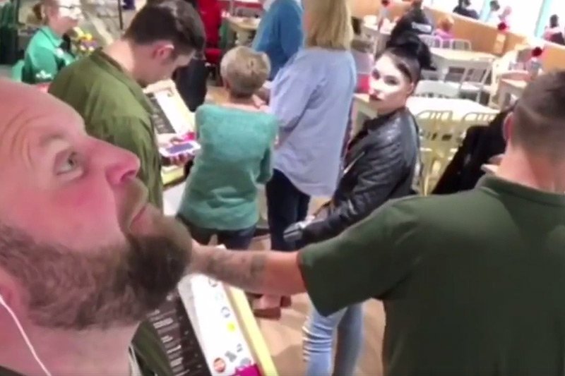 Takiego "Despacito" jeszcze nie słyszeliście. Za to ktoś mógł patrzeć na was tak, jak na tego człowieka, gdy puściliście sobie ten hit na słuchawkach.