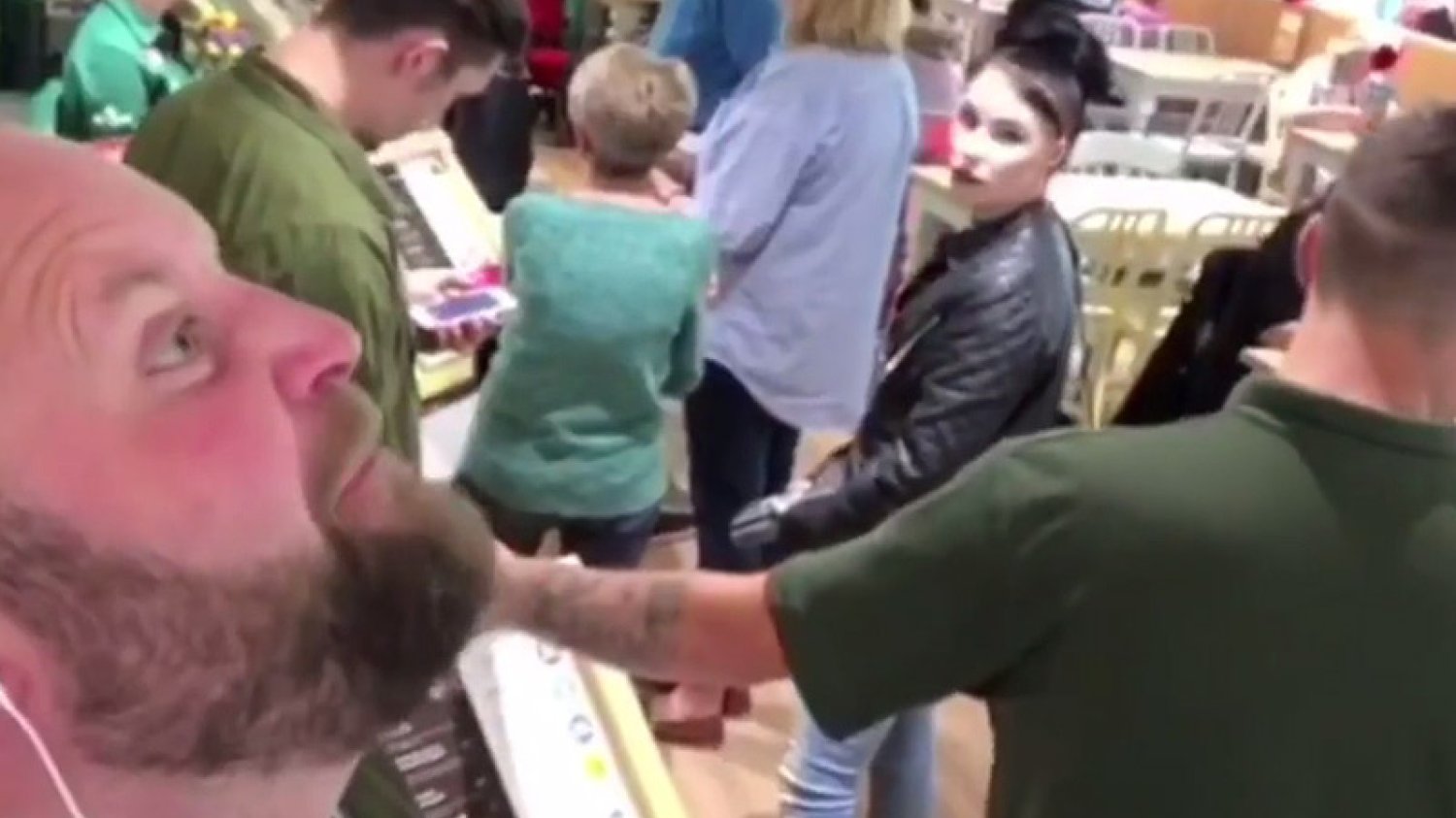 Takiego "Despacito" jeszcze nie słyszeliście. Za to ktoś mógł patrzeć na was tak, jak na tego człowieka, gdy puściliście sobie ten hit na słuchawkach.