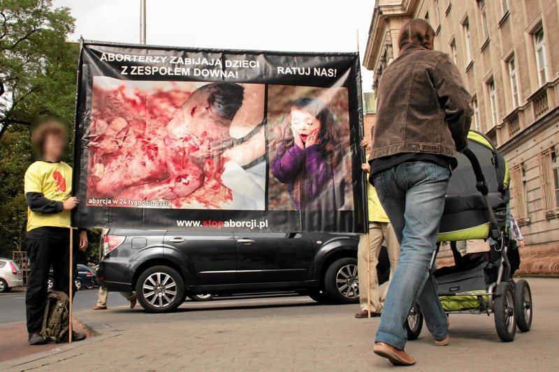 Fundacja Pro - Prawo do Życia pikietowało przed Teatrem Kamienica (zdjęcie z protestu antyaborcyjnego przed szpitalem Lindleya)
