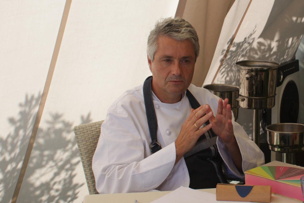 Fernando Canales na tarasie restauracji Extanobe