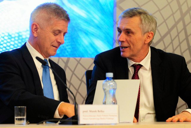 Prezes NBP Marek Belka i Andrzej Bratkowski po marcowym posiedzeniu RPP