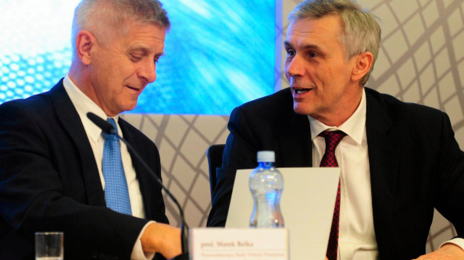 Prezes NBP Marek Belka i Andrzej Bratkowski po marcowym posiedzeniu RPP