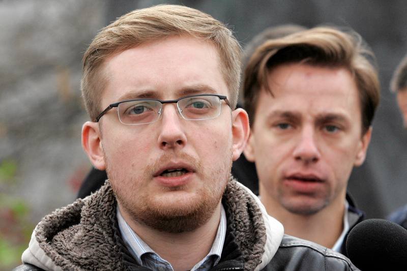 Robert Winnicki został oskarżony - o pijaństwo i wyciąganie kolców jeżowców ze swoich stóp - przez Jana Kobylańskiego, biznesmena o reputacji antysemity. Na zdjęciu Winnicki przemawia podczas obchodów 11 listopada.