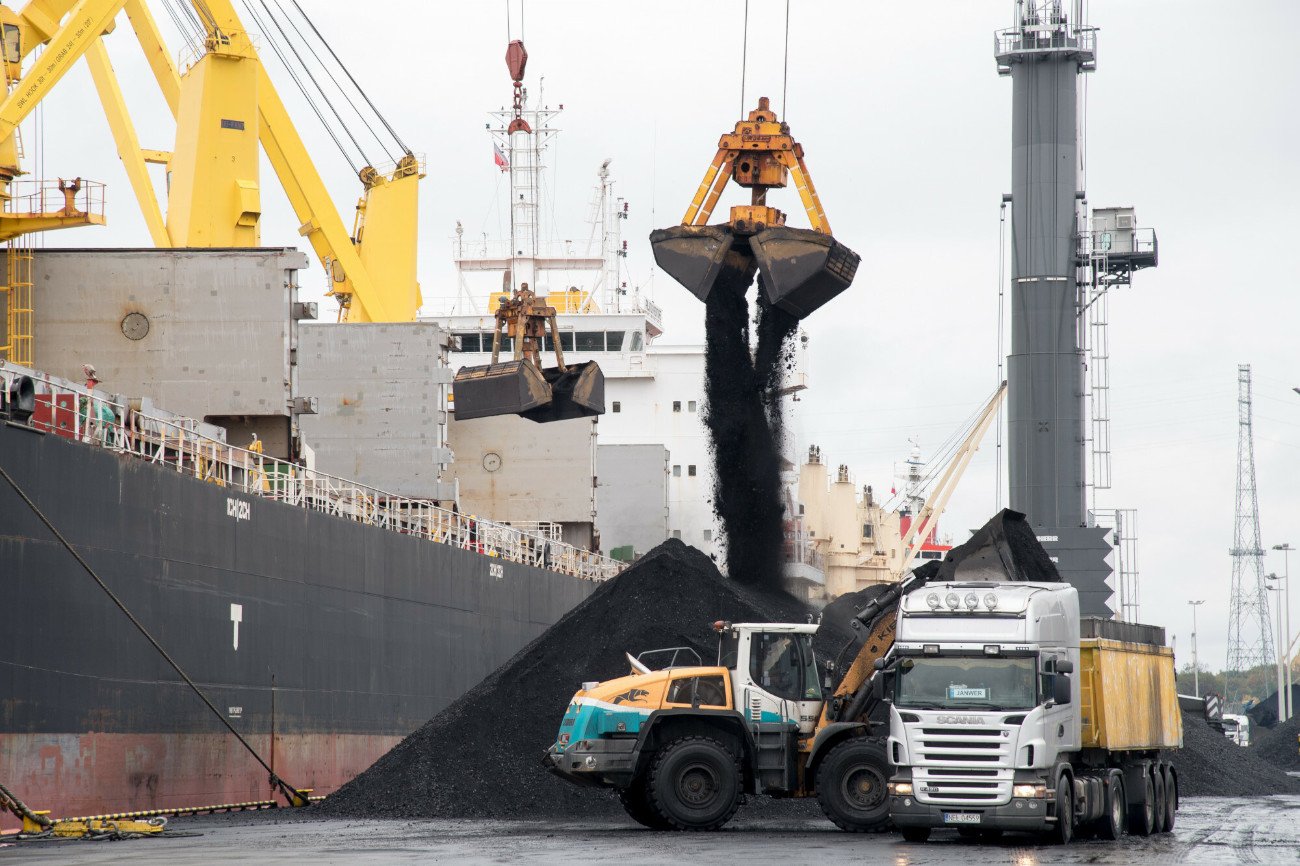 Gdański port z importowanym węglem z Kolumbii