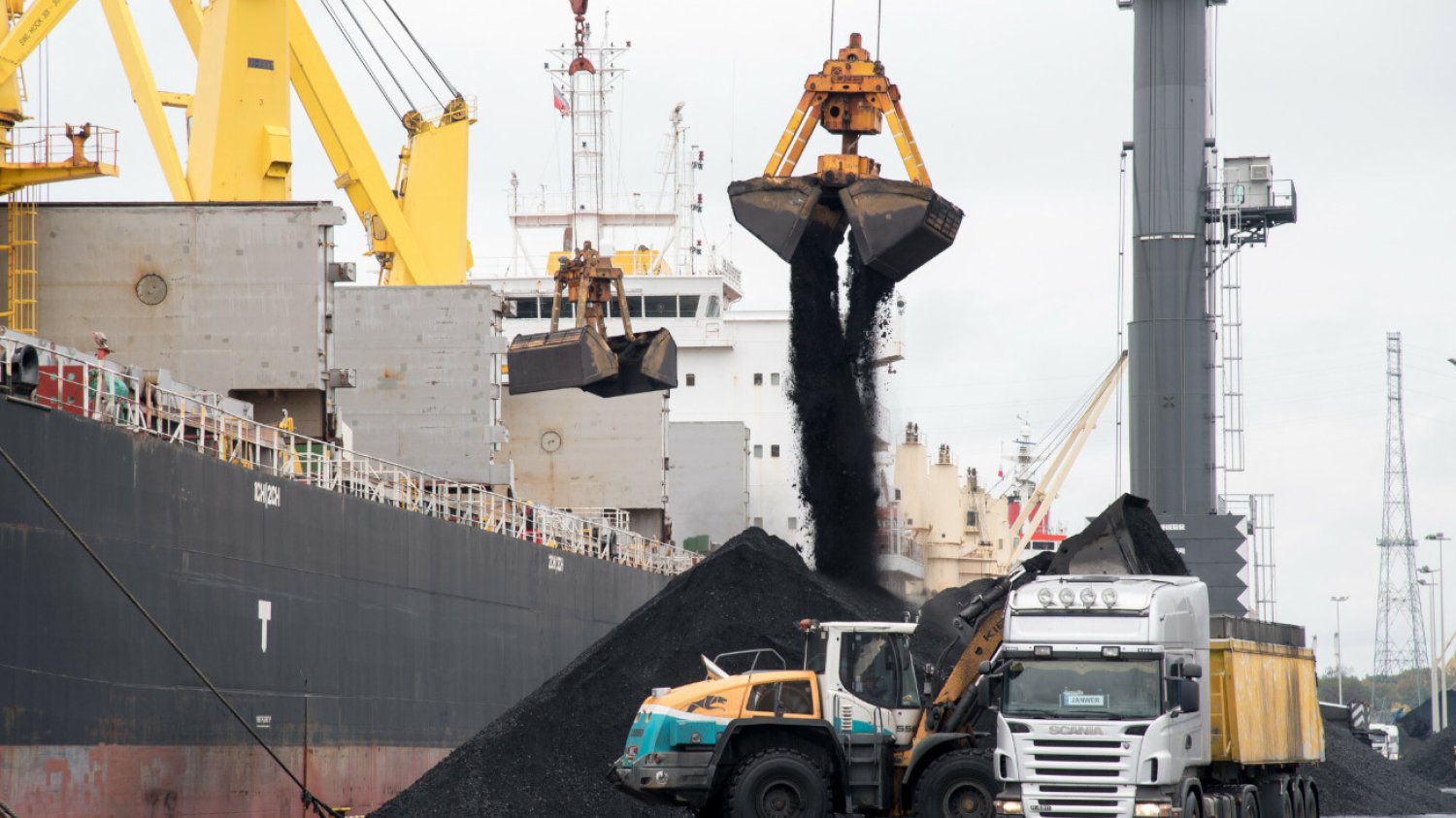Gdański port z importowanym węglem z Kolumbii