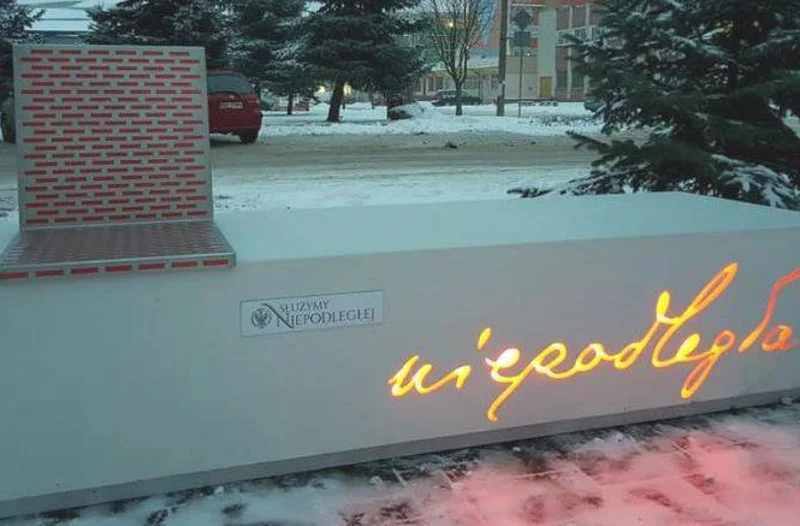 Ławki niepodległości stały się obiektem kpin wielu osób.