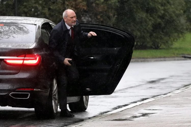 "Super Expressu" o limuzynie Macierewicza. Szalony rajd po ulicach stolicy.