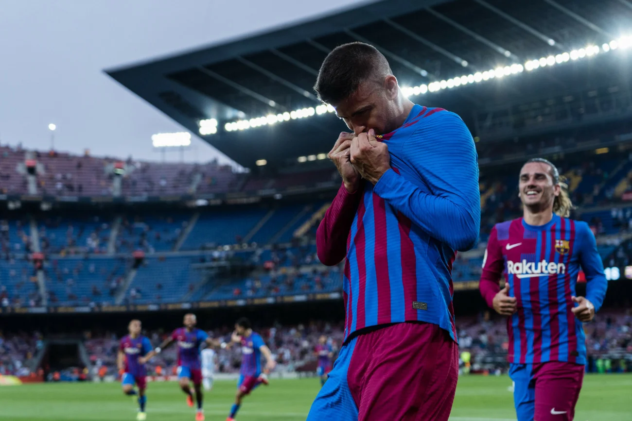 Gerard Pique całujący herb Barcelony po trafieniu w niedzielnym meczu z Realem Sociedad