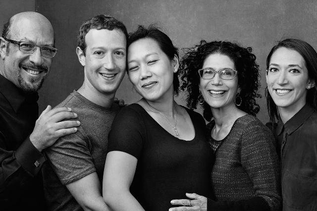 Mark Zuckerberg zatrudnił ochronę, która dba o bezpieczeństwo jego i najbliższych. Na zdjęciu z żoną, rodzicami i siostrą