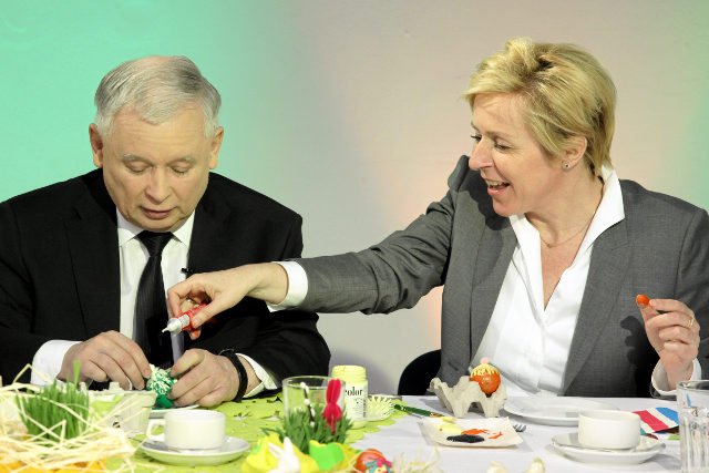Jadwiga Wiśniewska walczyła o stanowisko dla Janusza Wojciechowskiego. Jej córka prowadzi teraz jego biuro. Na zdjęciu Jadwiga Wiśniewska i Jarosław Kaczyński wspólnie malują wielkanocne jajka.
