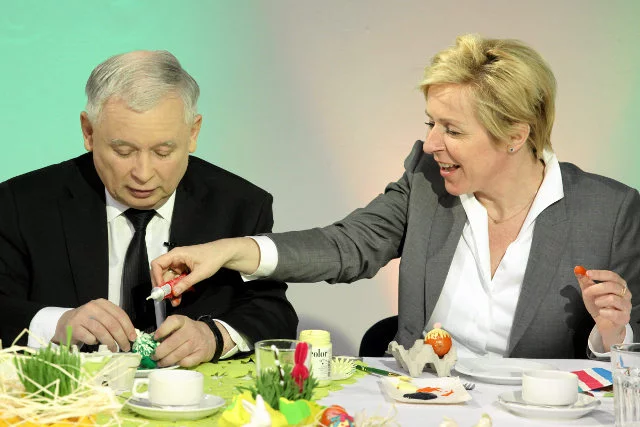 Jadwiga Wiśniewska walczyła o stanowisko dla Janusza Wojciechowskiego. Jej córka prowadzi teraz jego biuro. Na zdjęciu Jadwiga Wiśniewska i Jarosław Kaczyński wspólnie malują wielkanocne jajka.