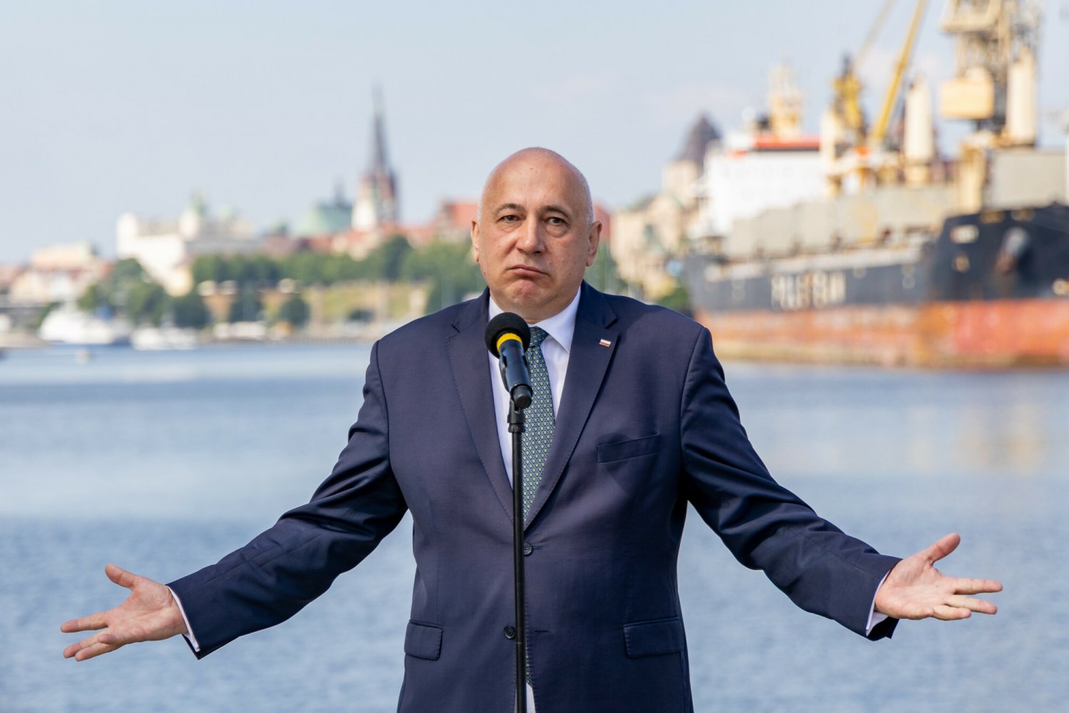 Po nowym rozdziale afery mailowej europoseł i wiceprezes PiS Joachim Brudziński oskarżany jest o uprawianie nepotyzmu.