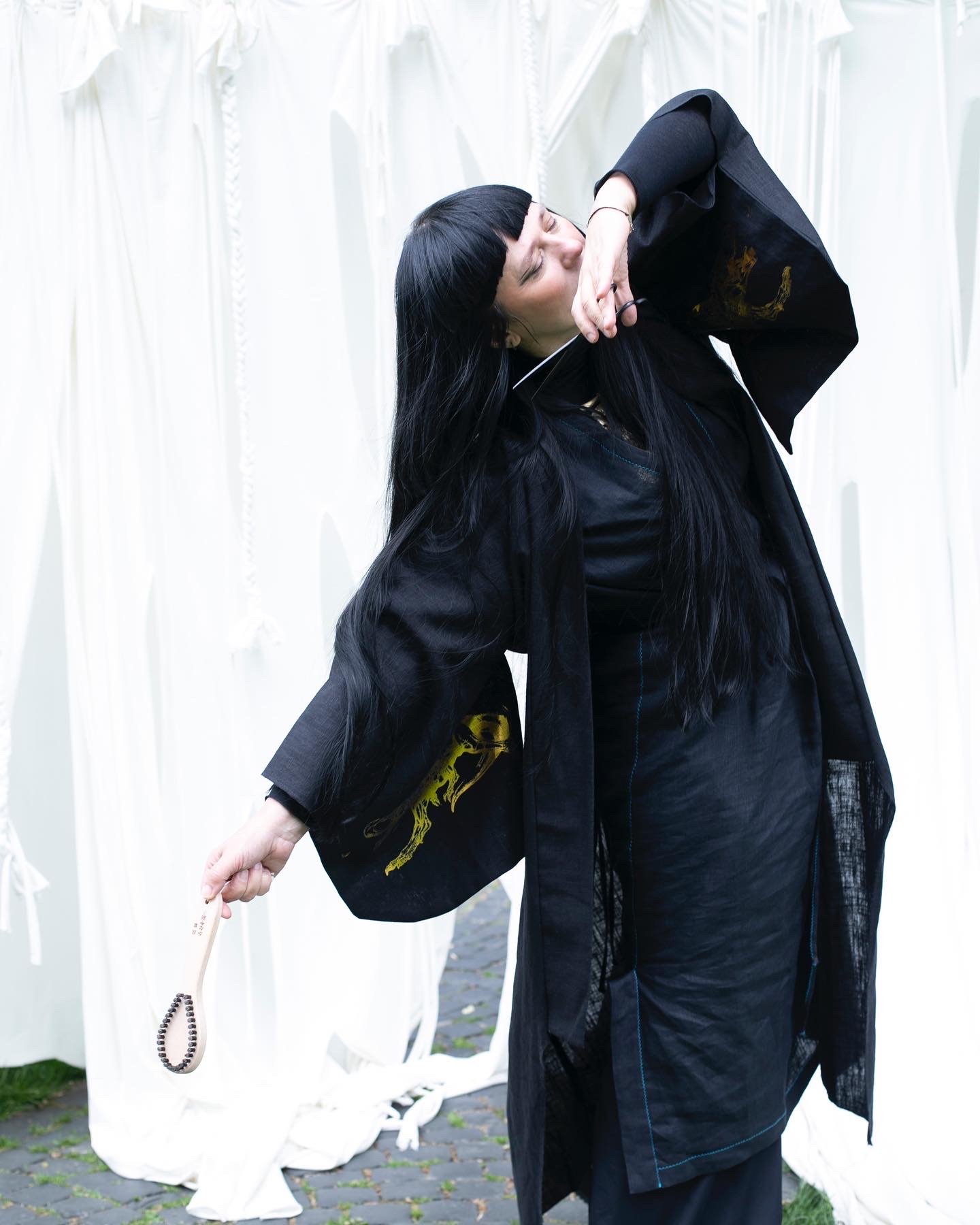 W kimonie Born To Create Anny Hupało Sikorskiej z obrazami Antonii Wolff. Noc Muzeów 2022 Persistence.