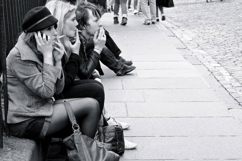 Młode kobiety palą równie często jak faceci. Zakaz palenia w lokalach ich do tego nie zniechęca