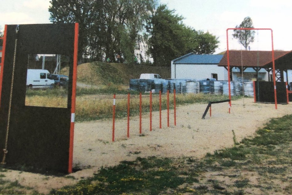 Te paliki to tor przeszkód w Centralnym Ośrodku Szkolenia Służby Więziennej w Kaliszu wybudowany w ramach programu Praca dla więźniów. Inwestycja kosztowała 370 tys. zł.