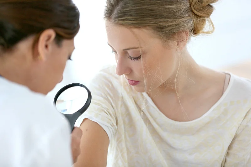 Terapia przewlekłych schorzeń skóry wymaga regularnych konsultacji lekarskich u dermatologa