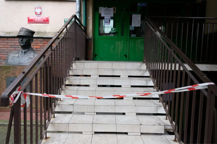 Do kiedy będą zamknięte szkoły w związku z koronawirusem. Na zdęciu szkoła podstawowa przy ul. Limanowskiego w Warszawie.