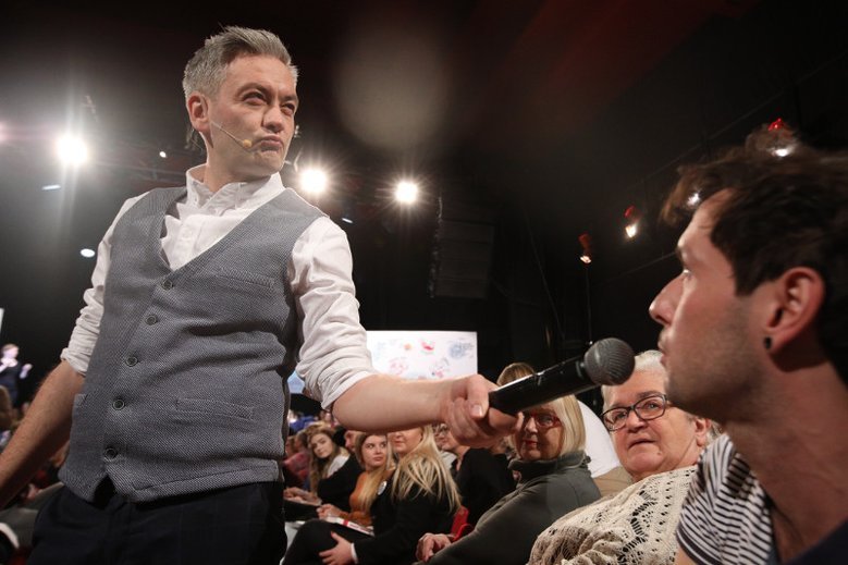 Robert Biedroń chce dać Polakom minimum 1600 zł emerytury obywatelskiej.