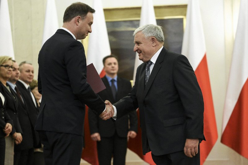 Kazimierz Kujda wymienia uścisk ręki z prezydentem Andrzejem Dudą z okazji wejścia do Narodowej Rady Rozwoju (2015).