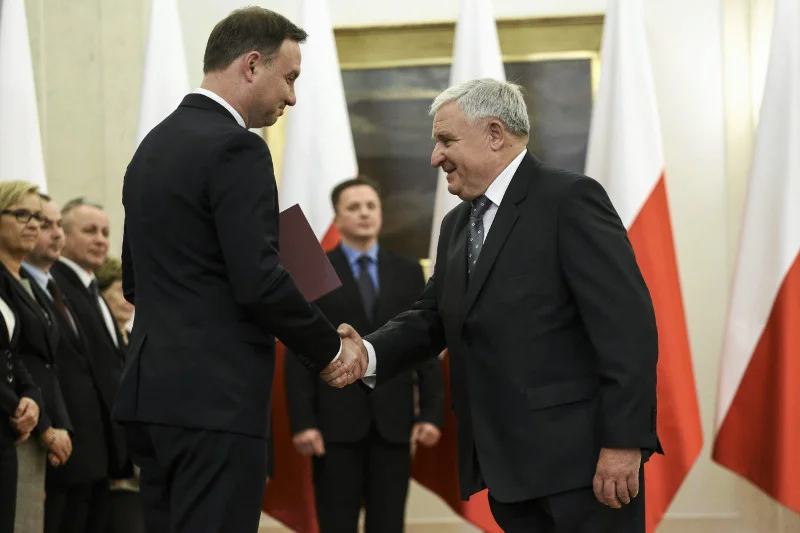 Kazimierz Kujda wymienia uścisk ręki z prezydentem Andrzejem Dudą z okazji wejścia do Narodowej Rady Rozwoju (2015).