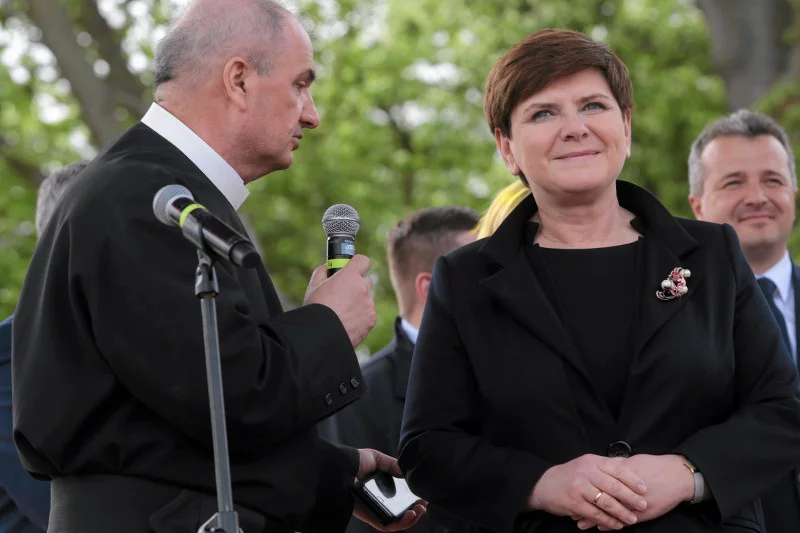 Ojciec Jan Król i premier Beata Szydło.