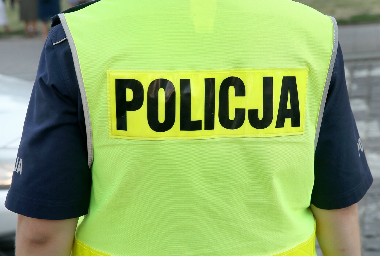 W akcji ranny został policjant, a kierowca i pasażer doznali potłuczeń.