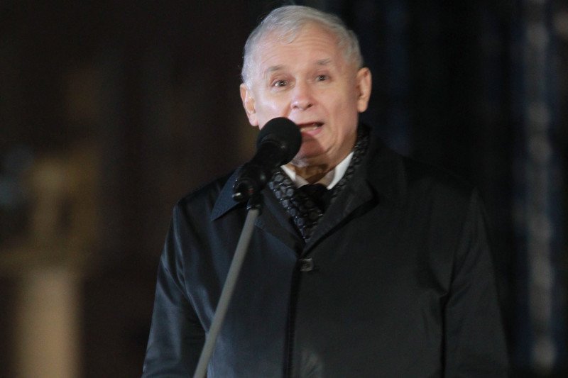 Zostało już coraz mniej miesięcznic. Latem Jarosław Kaczyński obiecywał, że comiesięczne pochody przed Pałac Prezydencki zakończą się w 8. rocznicę katastrofy smoleńskiej.