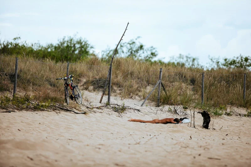 Plaża naturystów na Stogach to popularne miejsce wśród miłośników opalania się nago.