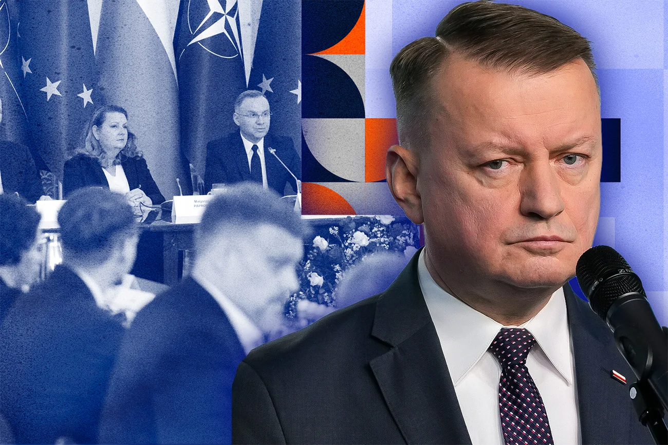 Mariusz Błaszczak na tle posiedzenia Rady Bezpieczeństwa Narodowego.