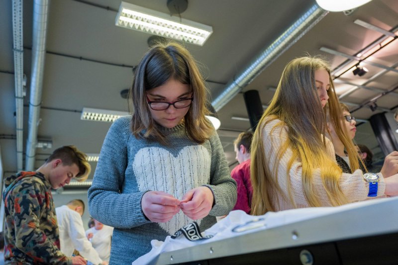 Grupa Essilor prowadzi program Zobacz Lepszą Przyszłość, korygując wzrok dzieciom z domów dziecka