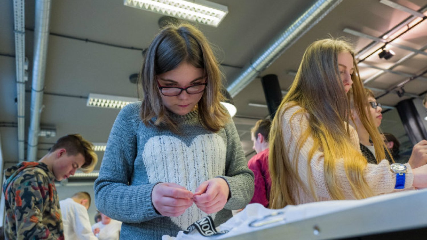 Grupa Essilor prowadzi program Zobacz Lepszą Przyszłość, korygując wzrok dzieciom z domów dziecka
