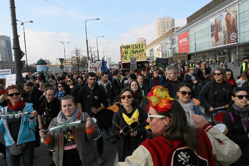 Manifa przeciwko przemocy władzy trwa.