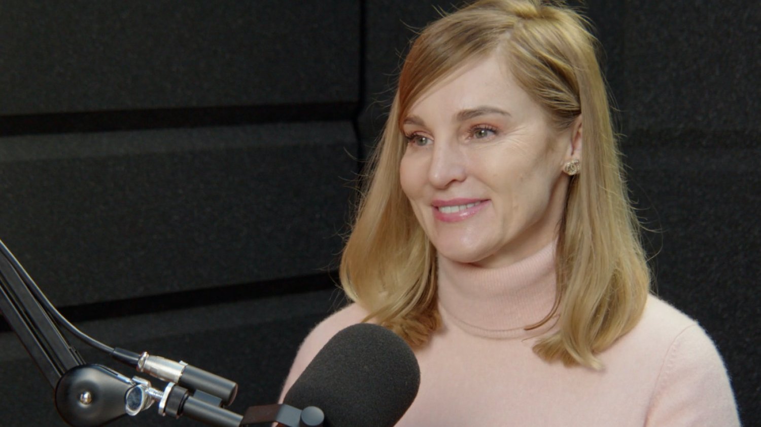 Dr Monika Bujanowska, lekarka medycyny estetycznej mówi jak bezpiecznie i skutecznie usuwać niechciane owłosienie.