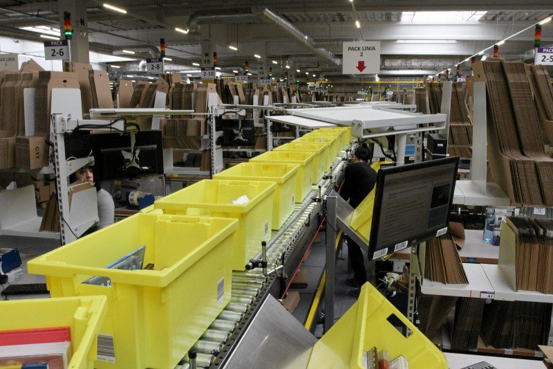 Kontrola, inwigilacja, dyktatura wydajności – tak wygląda praca nie tylko w magazynie Amazona