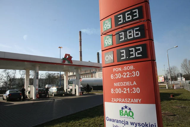 Miłe oku i portfelowi ceny sprzed 6 lat. "Dobra zmiana" PiS możliwa jest także na stacjach benzynowych