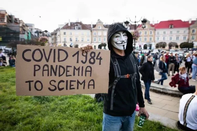 Antyszczepionkowcy probowali wedrzeć się do punktu szczepień w Grodzisku Mazowieckim