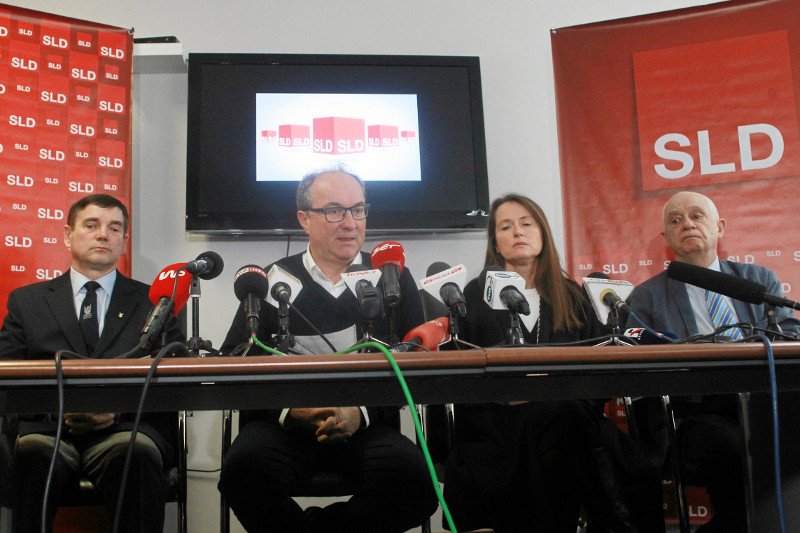 Prezes Związku Żołnierzy WP pułkownik Marek Bielec, szef SLD Włodzimierz Czarzasty , Monika Jaruzelska i Janusz Zemke podczas konferencji w sprawie tzw. ustawy degradacyjnej