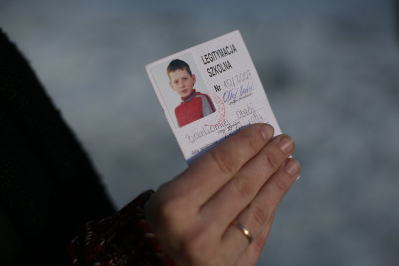 Sąd skazał księdza Stanisława K. na karę dwóch lat więzienia w zawieszeniu na 5 lat, uznając go winnym przyczynienia się do samobójstwa 13-letniego Bartka. Na zdjęciu z 2008 r. mama chłopca prezentuje legitymację syna, który targnął się na swoje życie.